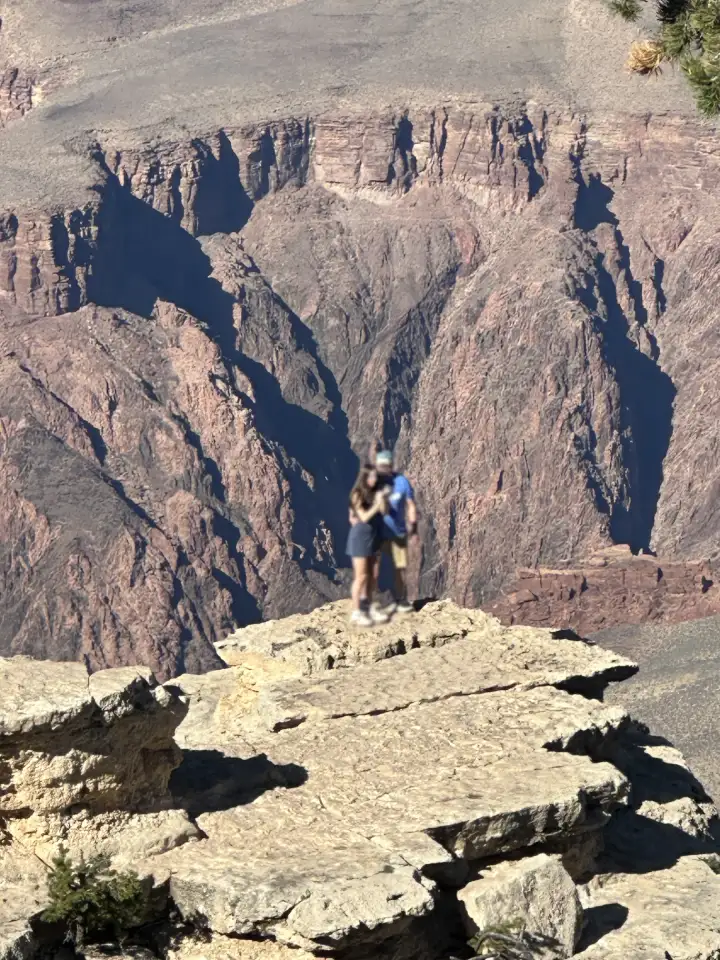 Visiteurs s'approchant dangereusement du bord du Grand Canyon au South Rim